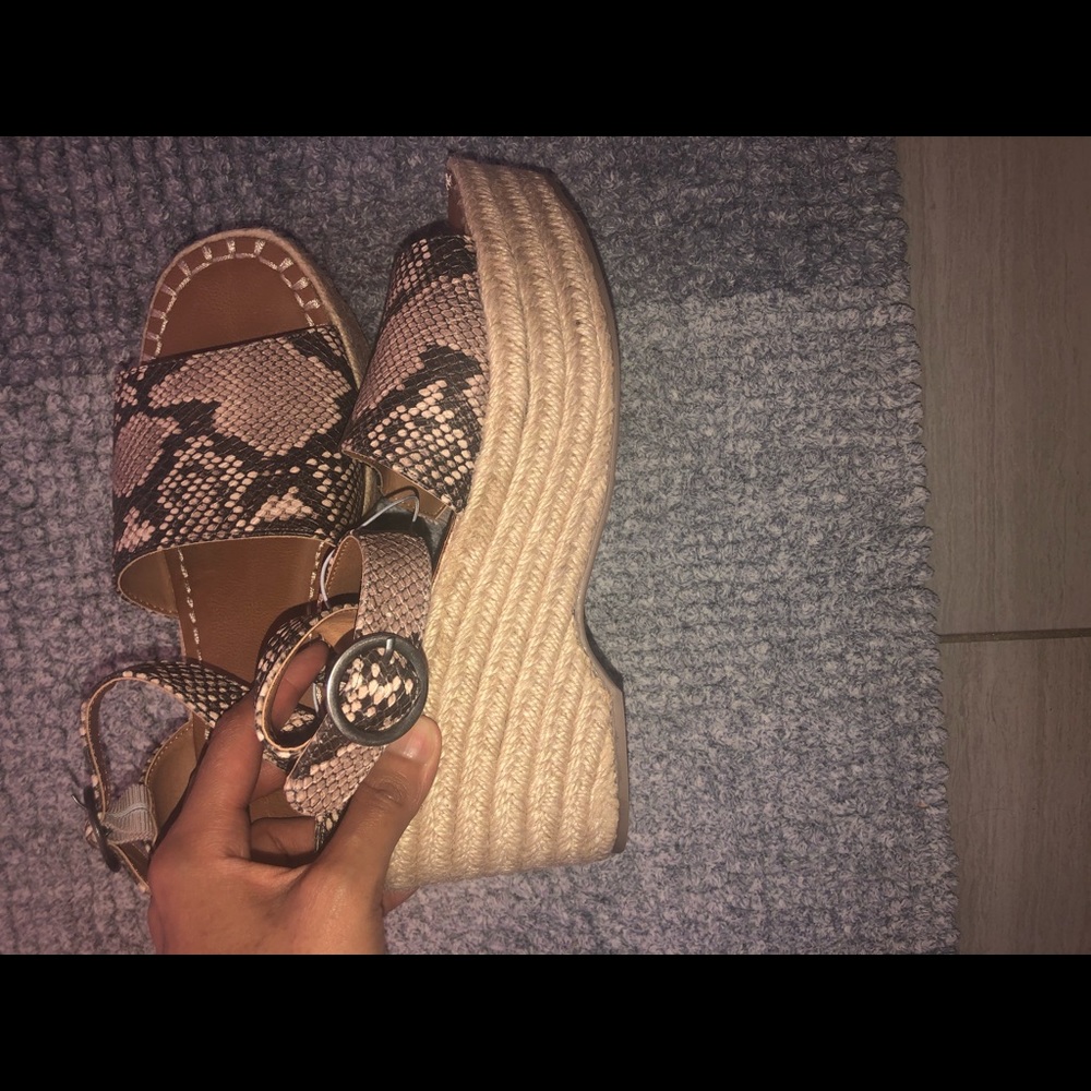 Universal Thread Sandals - Picture 4 of 8